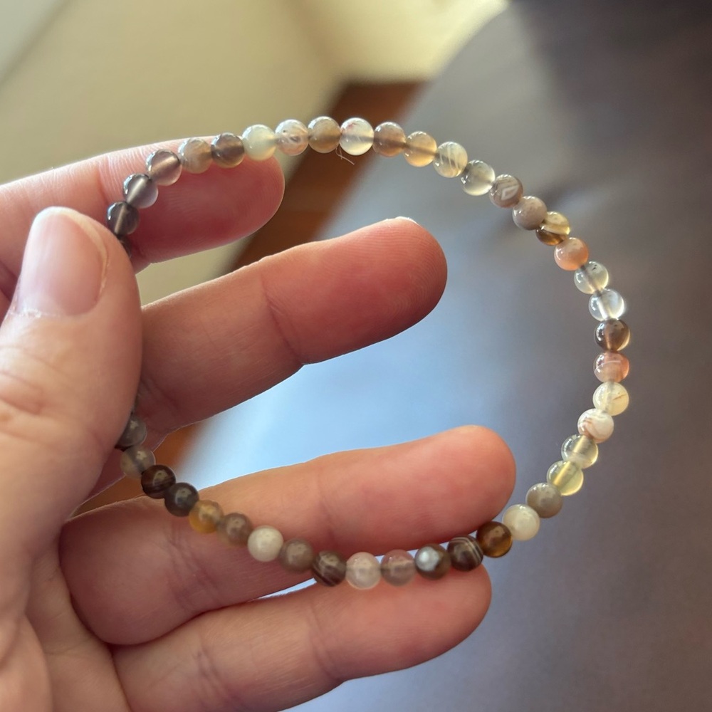 Botswana Agate 8 inch round crystal bracelet with stretch NWOT